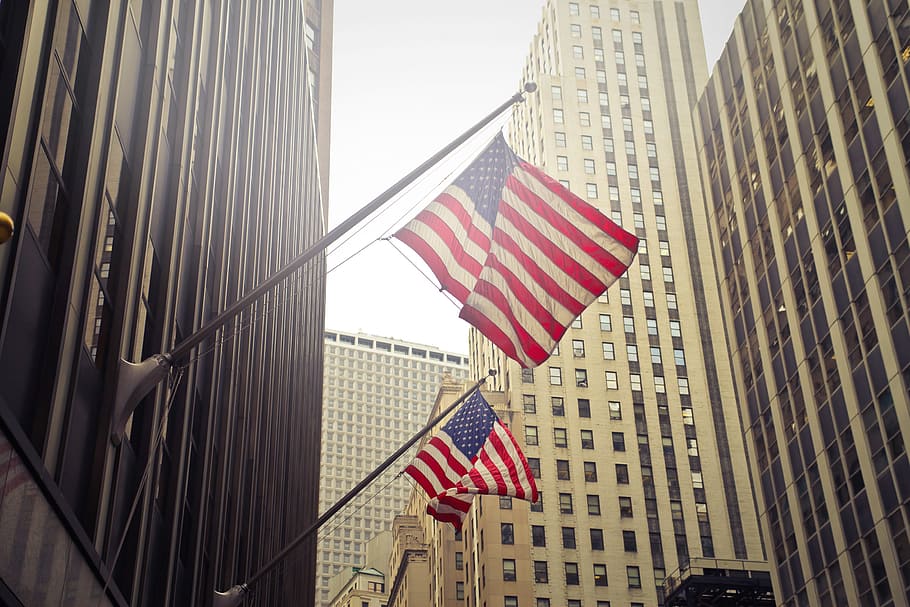banderas americanas, ondeando, ciudad, soleado, día, rascacielos, fondo, américa, estadounidense, fachada