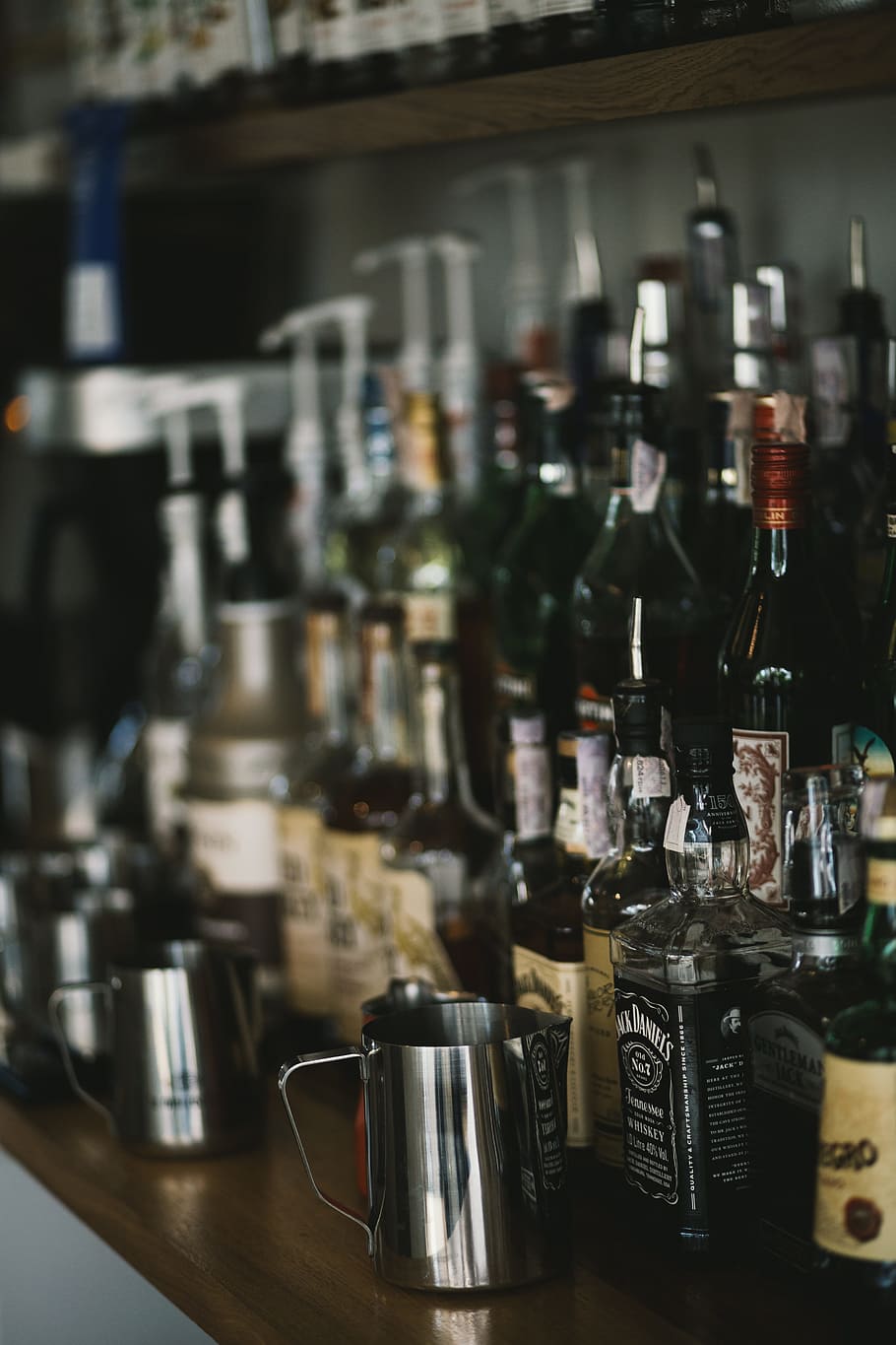 bar, whisky, bebida, alcohol, vino, vidrio, botella, mostrador, restaurante, comida y bebida