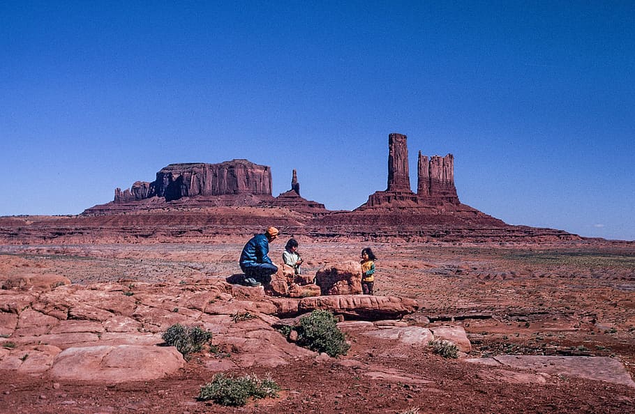 двое, дети, один, взрослый, родной, американское племя, игра, долина монументов, аризона, 25-30 лет