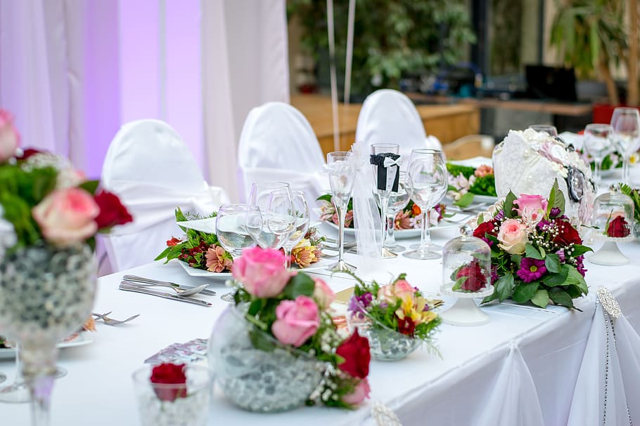 boda, celebración, mesa, instalación, flor, tela, bordeando, diseño, vino, vidrio