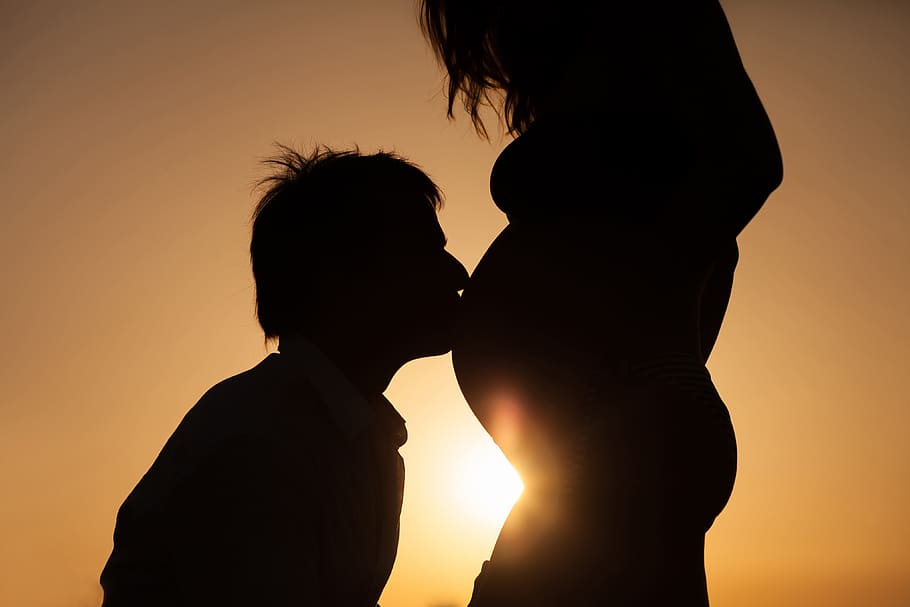 gravidez em família, pessoas, pai, papai, família, beijo, mãe, múmia, gravidez, grávida