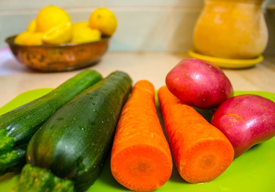 verduras, calabacín, zanahorias, papas, limones, ensalada, sopa, cocina, tabla para cortar, comida y bebida
