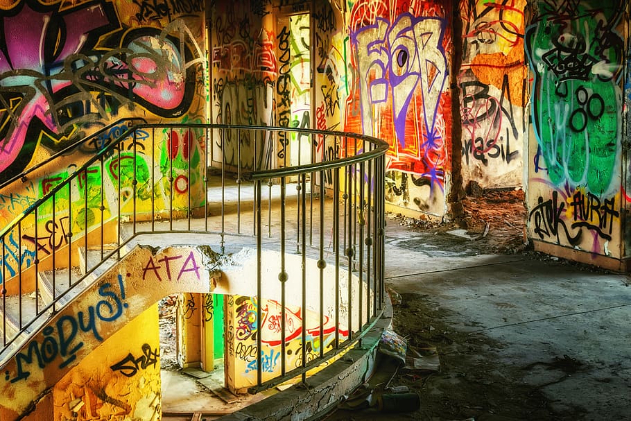lugar abandonado, grafite, prédio antigo, esquecer, lugares perdidos, ruína, sujo, colorido, cor, construção