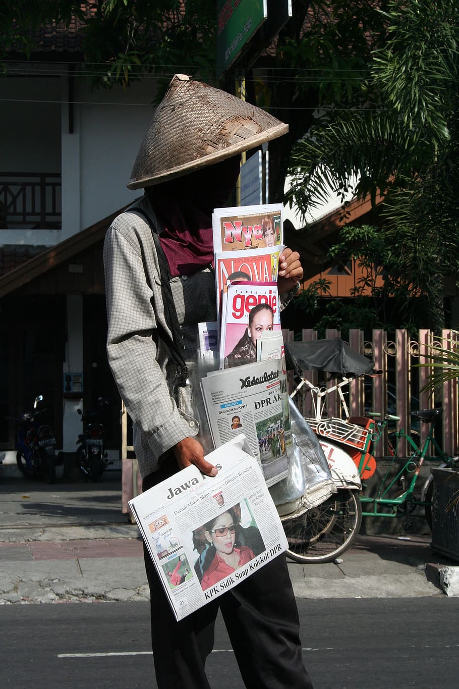 vendedor de jornal, indonésia, estrada, ásia, férias, chapéu, jornal, vendedor ambulante, notícias, suporte