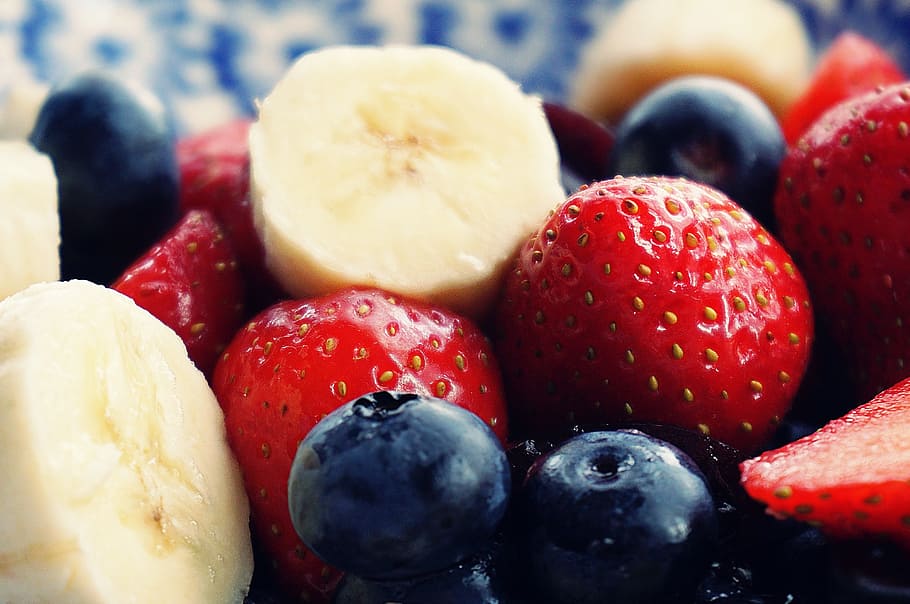 morangos, mirtilos, banana, fruta, bagas, alimentação saudável, comida saudável, alimentos, alimentos crus, comida e bebida