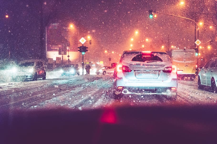 condução, engarrafamento da noite, clima de calamidade da neve, carros, frio, colorido, cores, encruzilhada, república checa, tcheca
