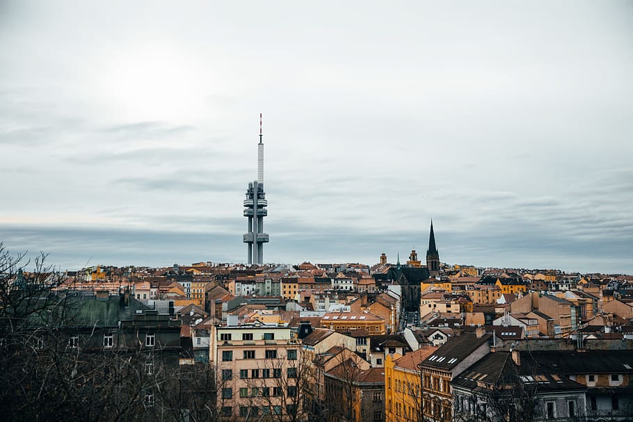 Torre de televisión de Zizkov, Praga, distancia, viejo, ciudad, primer plano, antena, arquitectura, canal, paisaje urbano
