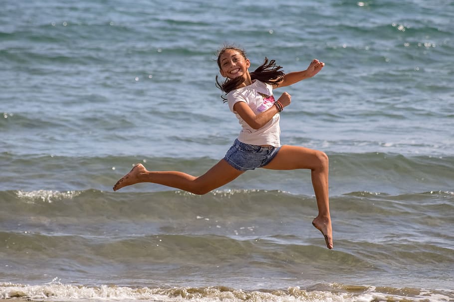 menina, saltando, ao ar livre, atlético, fêmea, feliz, jovem, natureza, equilíbrio, adolescente