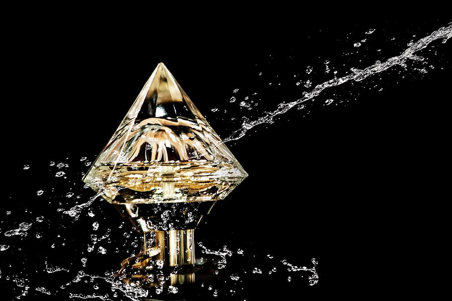 perfume, diamante, agua, resistencia, duro, grado de dureza, movimiento, dinámico, dorado, costoso