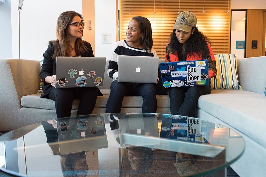 mulher, desenvolvedores, laptop, reunião, mesa, escritório, negócios, programador, sorriso, mesa de vidro