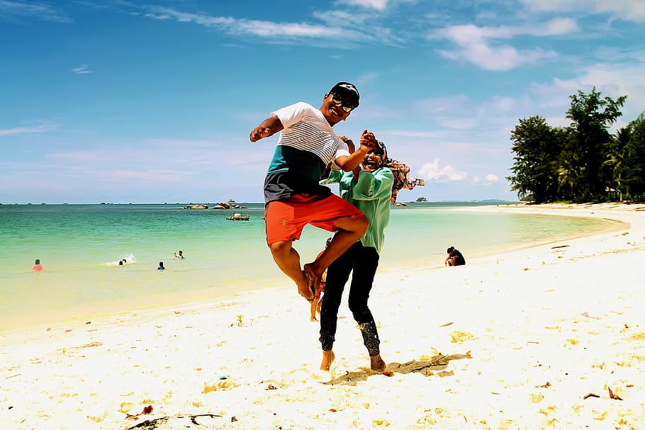 manusia, melompat, pantai, kesenangan, lautan, matahari terbenam, siang hari, senyum, bahagia, Indonesia