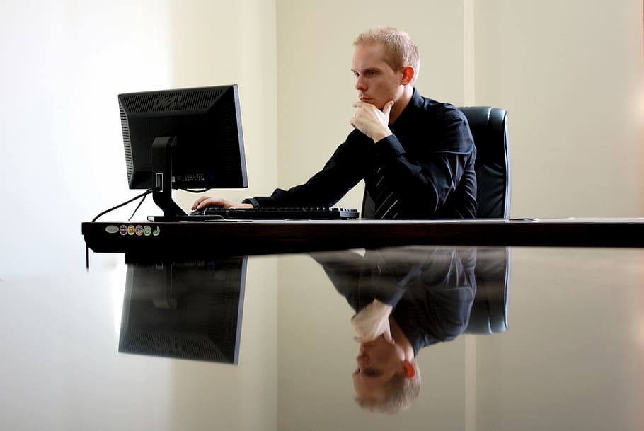 negocios, empresario, silla, computadora, escritorio, hombre, monitor, reflexión, pensamiento, trabajo
