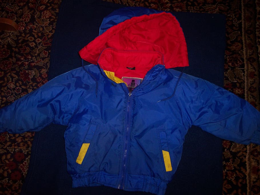 criança, jaqueta, casaco, azul, vermelho, capuz, bolsos, uma pessoa, vista frontal, dentro de casa