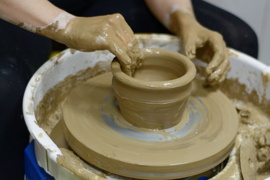 cerámica, arcilla, el plato, olla, mano humana, mano, una persona, parte del cuerpo humano, artesanía, preparación