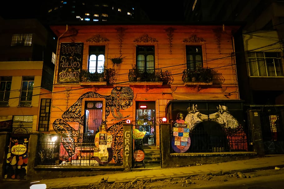 Edifício em La Paz, Bolívia, grafite, mural, arte, tinta spray, construção, janelas, trilhos, calçada
