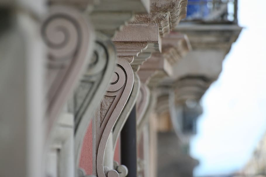 sottobalcone, support a balcony, baroque, stone, white stone, architecture, facade, historian, art, selective focus