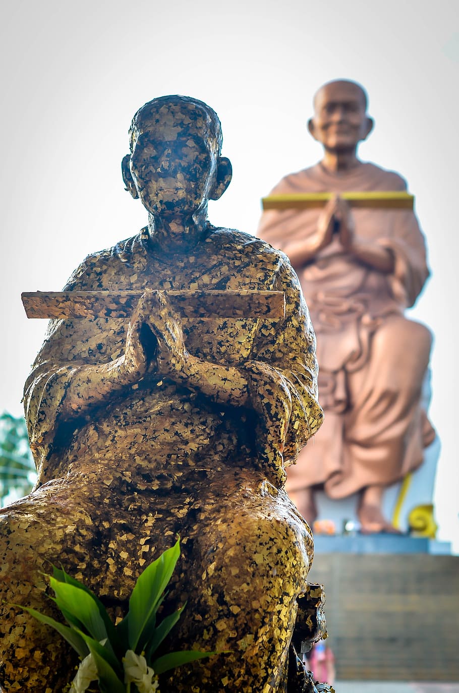 monge tailandês, ayudhaya, tailândia, -, contrastando, estátuas., tailandês, monge, budismo, cultura