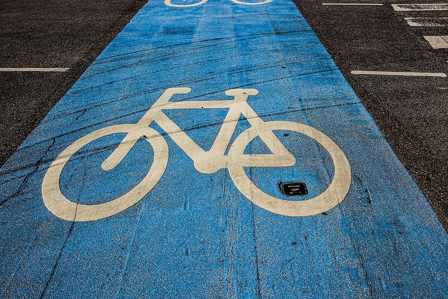 ciclovía, ciclismo, bicicleta, carretera, señales viales, señalización vial, tráfico, nota, marca, lejos