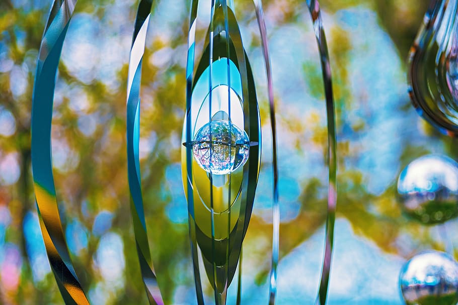 windspiel, metal, garden decoration, metal-art, exterior decoration, in motion, nature, colorful, close-up, focus on foreground