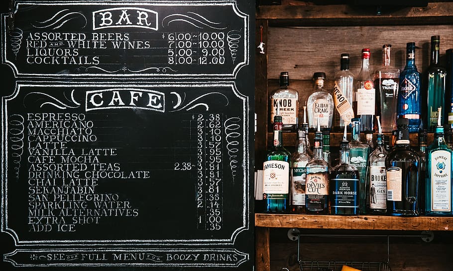 menu papan tulis, konter bar, di samping, tampilan minuman keras, alkohol, bar, bir, minuman, botol, kafe