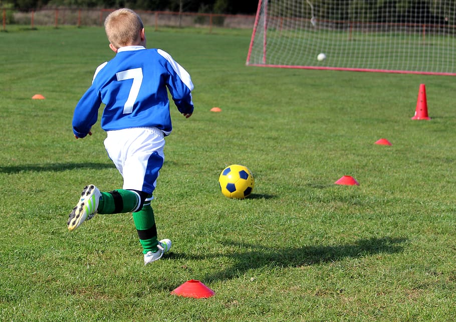 fútbol, ​​niños, preparación, curso, correr, pelota, juego, deporte, futbolista, niño