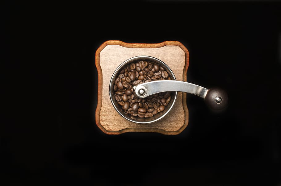 penggiling kopi, kacang, kopi, biji kopi, gelap, penggiling, minimal, minimalis, sederhana, latar belakang hitam