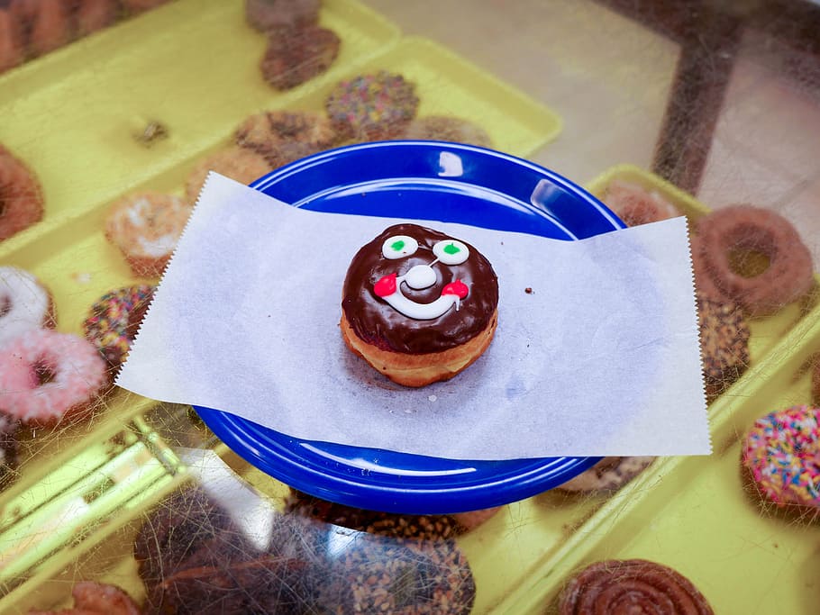 smiley face donut, sentado, azul, plato, panadería, desayuno, calorías, chocolate, colorido, postre