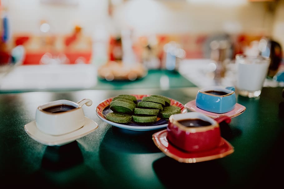 café, verde, galletas de té, libros, rojo, comida y bebida, mesa, taza, adentro, enfoque en primer plano
