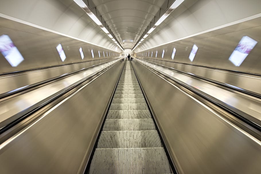 túnel de luxo, escada rolante, estação de metrô, transporte, passarela em movimento, arquitetura, conveniência, direção, o caminho a seguir, moderno