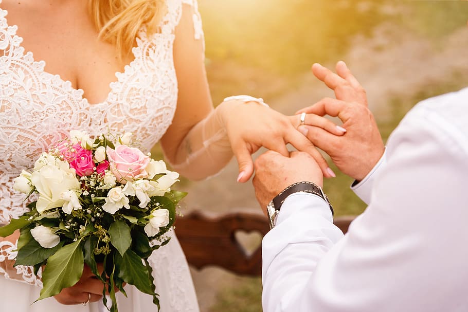 dekat, pengantin pria, menempatkan, cincin kawin, pengantin, romantis, suasana, pernikahan, pengantin baru, bunga