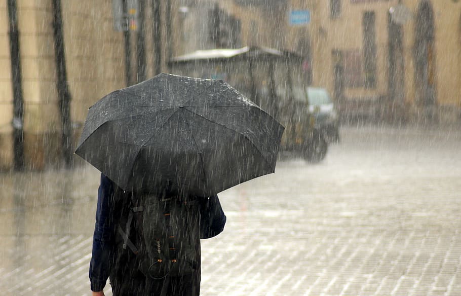 hujan, laki-laki, payung, hujan deras, berjalan di tengah hujan, manusia, basah, jalanan, fokus pada latar depan, perlindungan