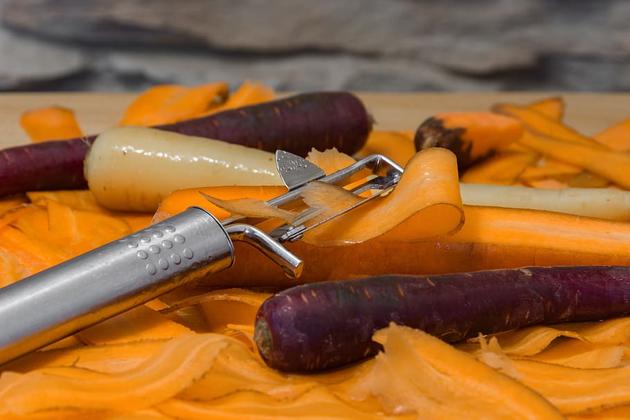 https://p0.pxfuel.com/preview/371/667/665/carrots-potato-peeler-cook-kitchen.jpg