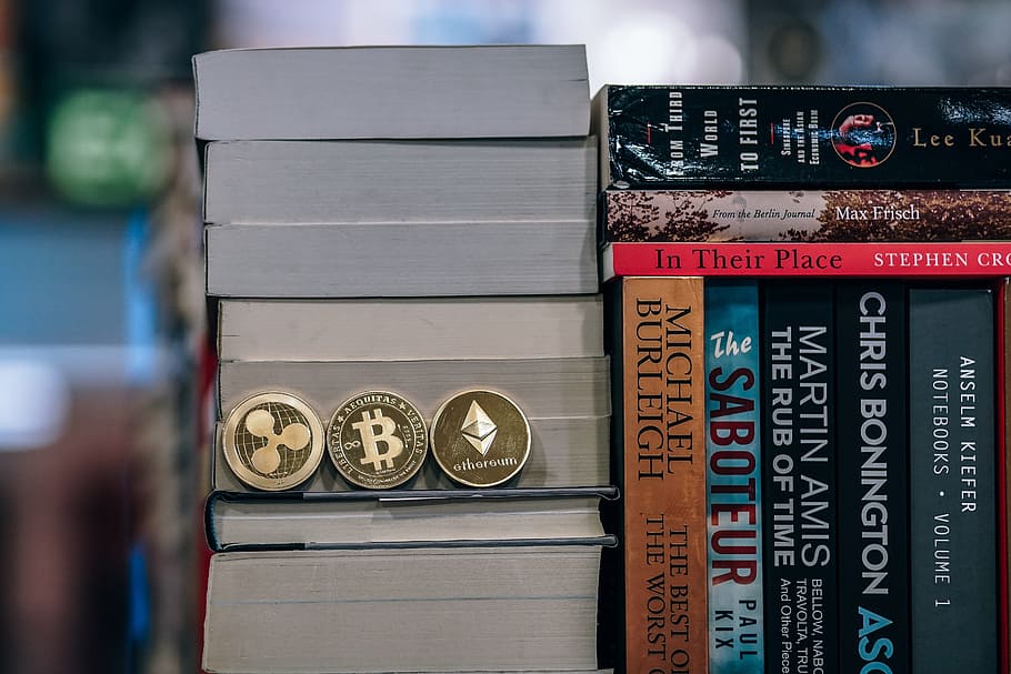 chapado en oro, físico, monedas de criptomoneda, colocadas, libro, ethereum, bitcoin, monedas rizadas, monedas., comunicación