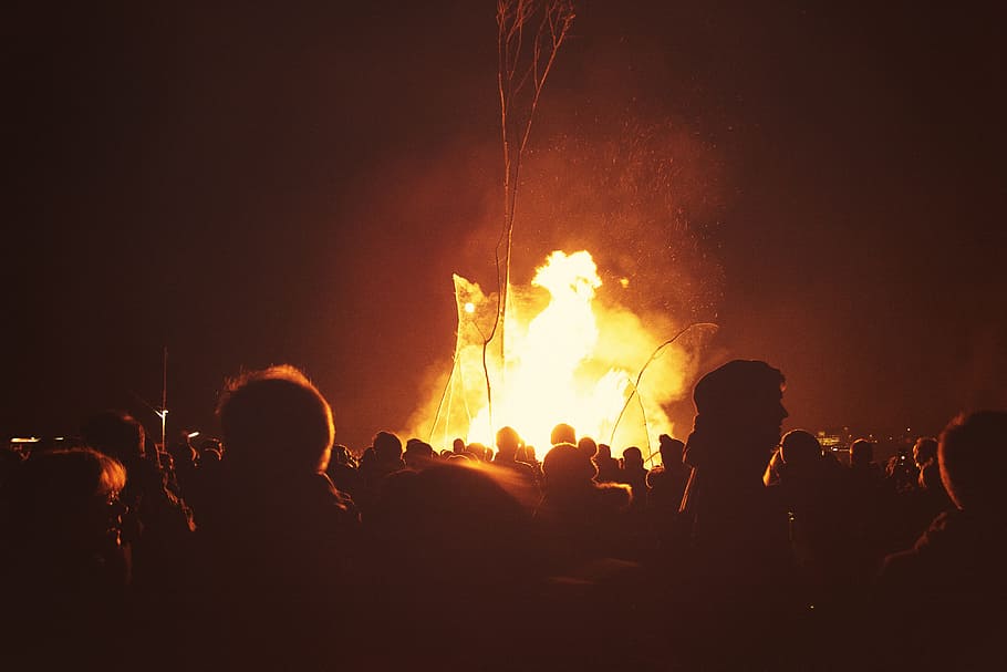 kerumunan dan api unggun, abu, lampu latar, blankenese, blaze, api unggun, membakar, perayaan, kerumunan, paskah