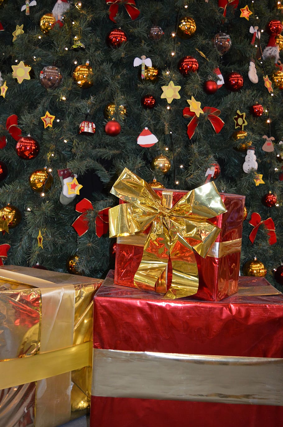 natal, pohon natal, dekorasi, hari libur umum, desember, bola natal, kado, hadiah, busur, merah