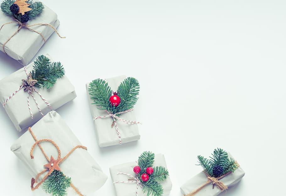 giftbox, christmas, white, green, garland, background, minimal, red, berry, bow