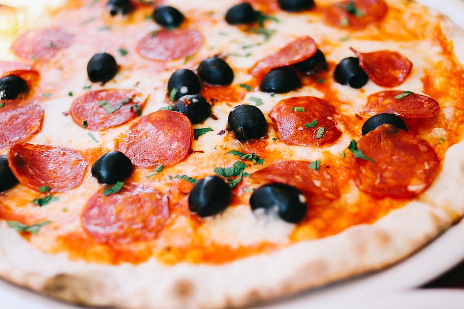 pepperoni, pizza, comida, aceituna negra, comida y bebida, queso, productos lácteos, aceituna, salchicha, alimentación poco saludable