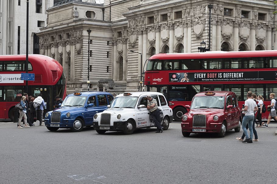 Londres, Reino Unido, -, 20 de agosto de 2017 taxis, autobuses, esperando, tarifas, distrito turístico de Londres, tomado, blanco