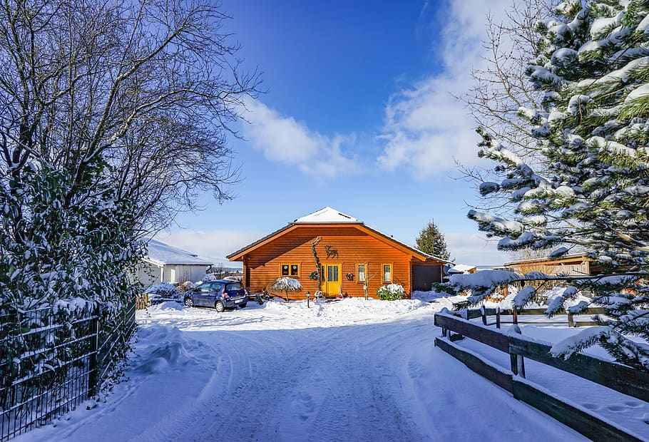 casa de madera, casa de invierno, nieve, invierno, madera, decoración del hogar, construcción de madera, ahorro de energía, árbol, edificio