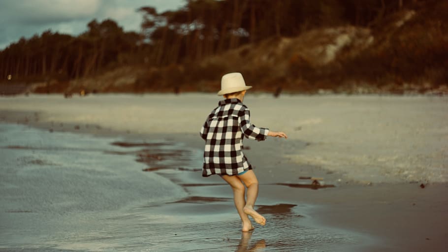 criança, jogando, praia, menino, masculino, família, chapéu, camisa, mar, oceano