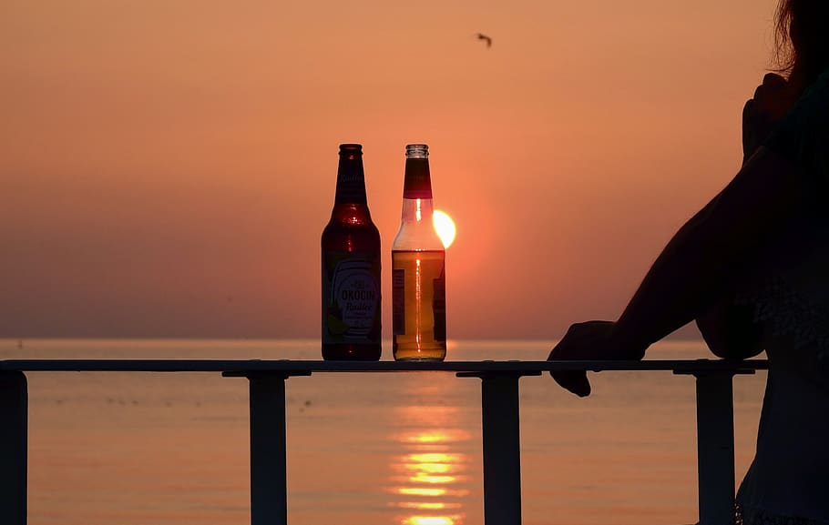 la botella, una pareja de enamorados, puesta de sol, romántico, mar, el muelle, por la tarde, botella, alcohol, refresco