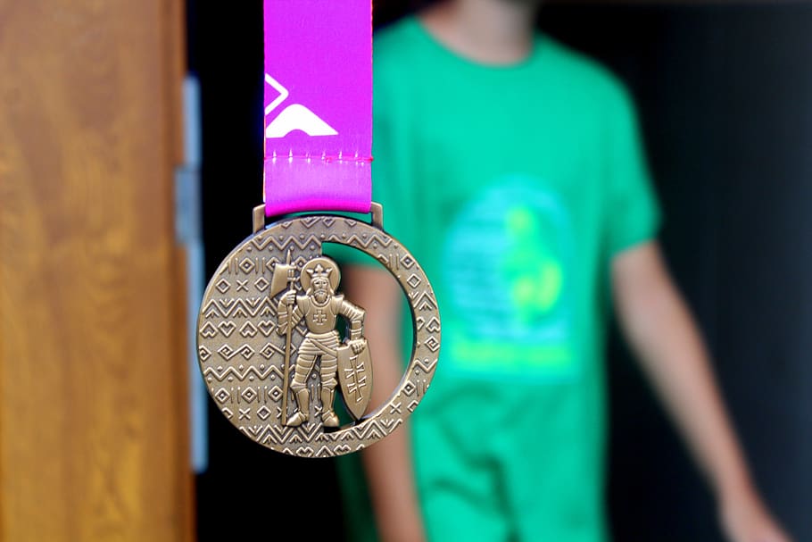 medali, maraton rajec, kemenangan, penghargaan, satu orang, fokus pada latar depan, bagian tubuh manusia, di dalam ruangan, dewasa, memegang