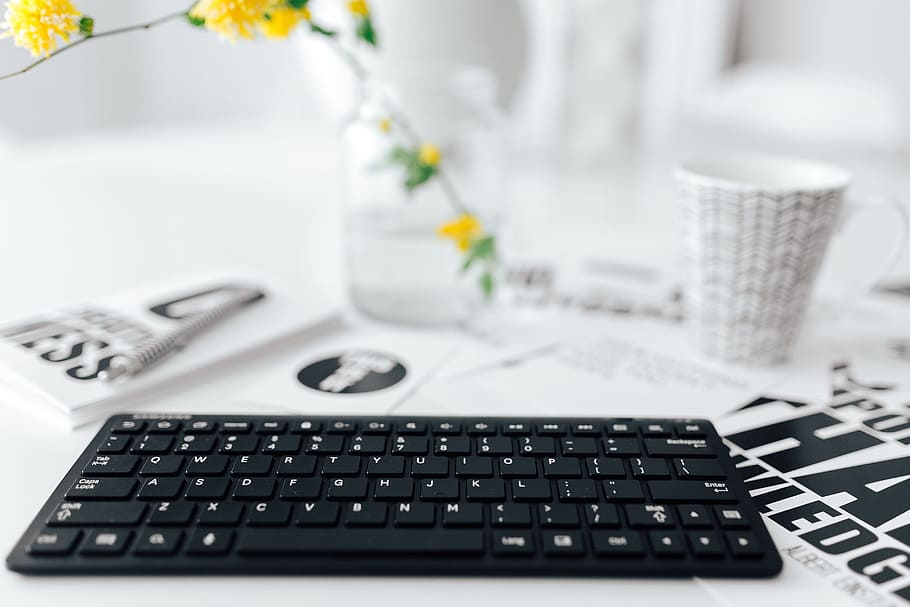 femenino, manos escribiendo, remoto, inalámbrico, teclado de computadora, mínimo, minimalista, oficina, espacio de trabajo, lugar de trabajo