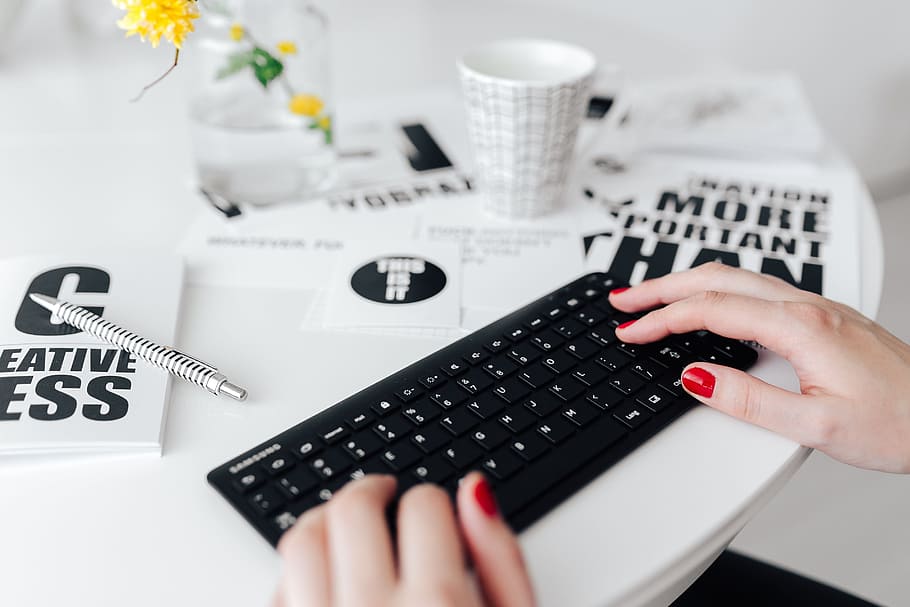 женский пол, набор текста руками, удаленный, беспроводной, компьютерная клавиатура, минимальный, минималистский, офис, рабочее пространство, рабочее место