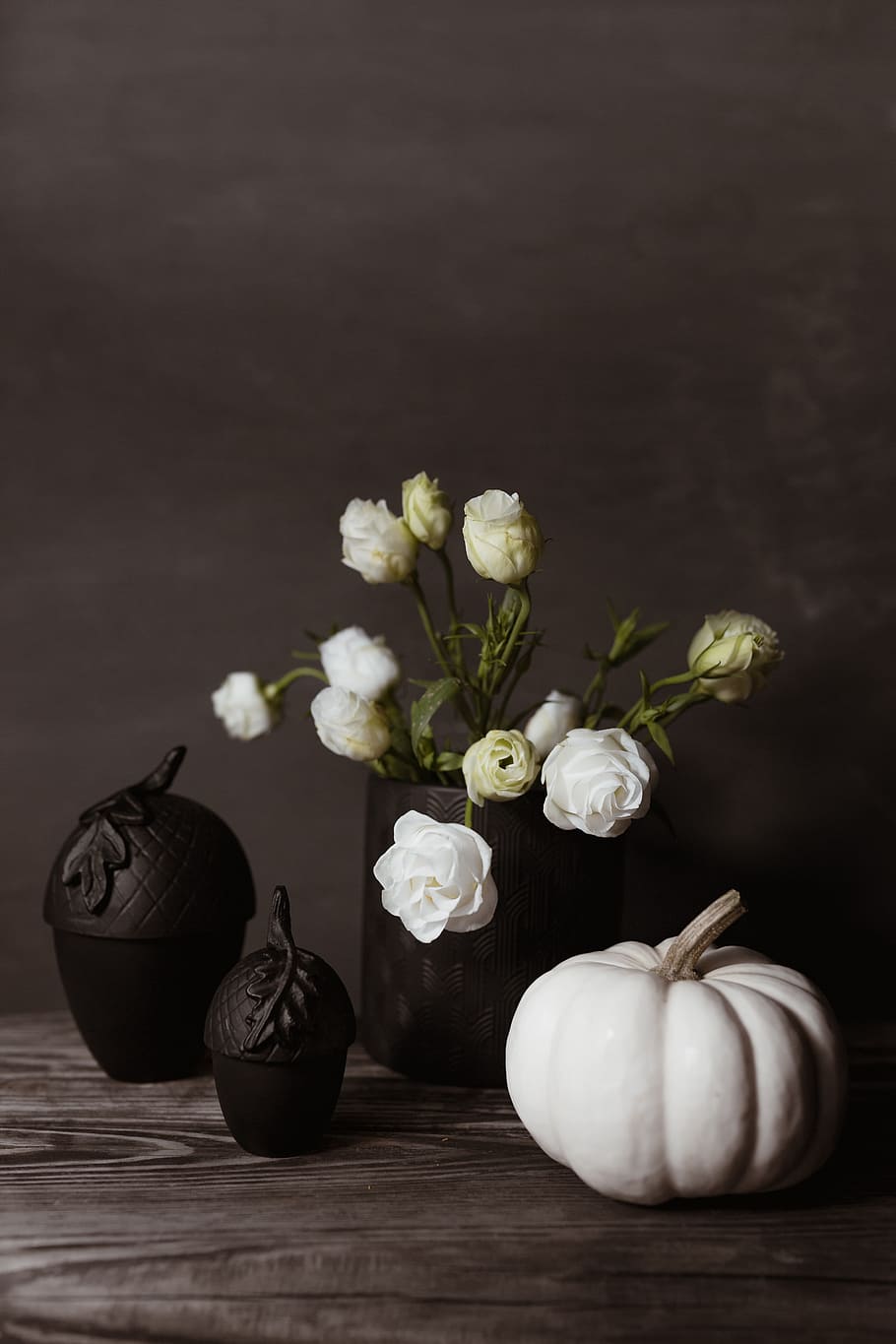 oscuro, decoraciones para el hogar de humor, flores, decoraciones, decoración para el hogar, calabaza, halloween, calabaza blanca, frescura, mesa