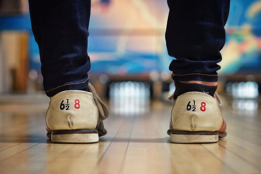 sepatu bowling, bermacam-macam, bola, bowling, sepatu, bagian rendah, di dalam ruangan, bagian tubuh, bagian tubuh manusia, kaki manusia