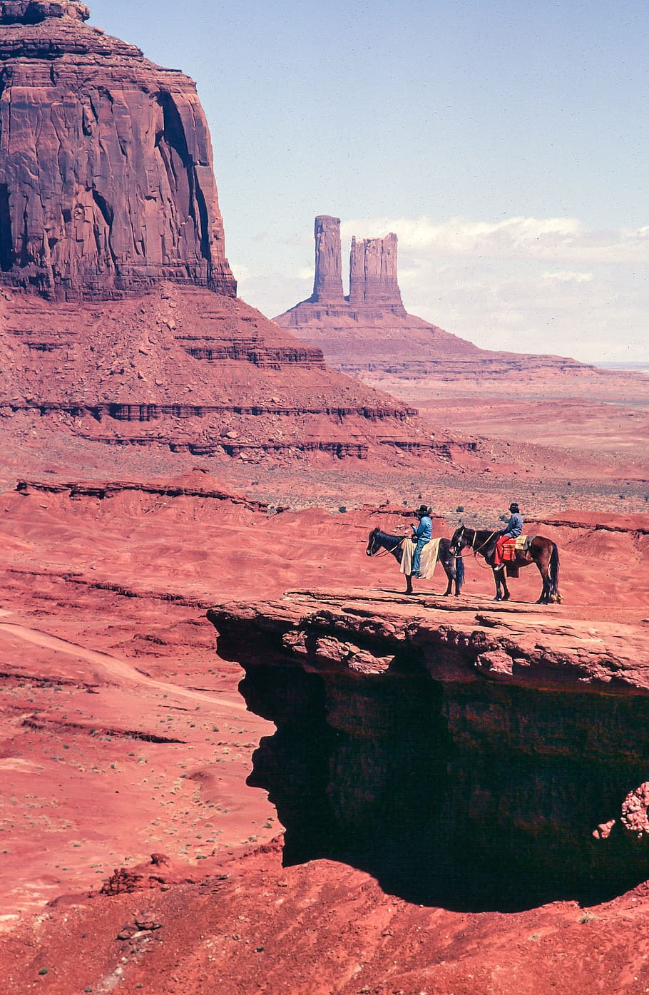 dois, cowboys de cavaleiro, john ford point, vale do monumento, américa, americano, desfiladeiro, vaqueiro, deserto, erosão