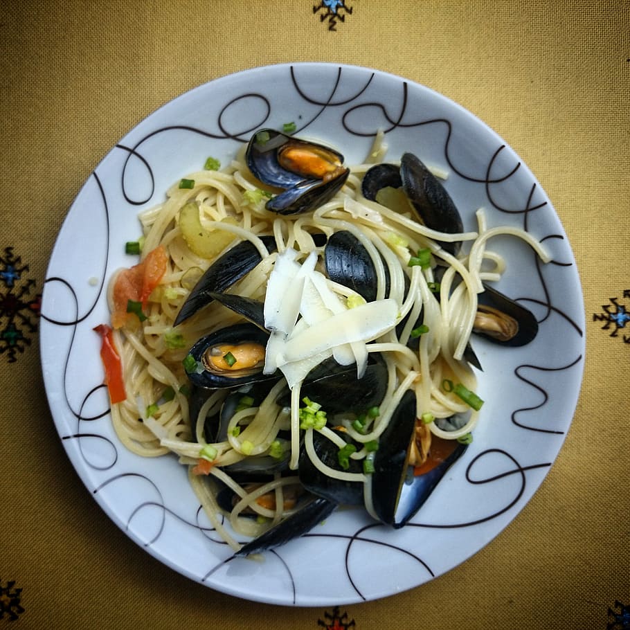 seafood, clams, mussels, spaghetti, food, dinner, food and drink, plate, freshness, indoors