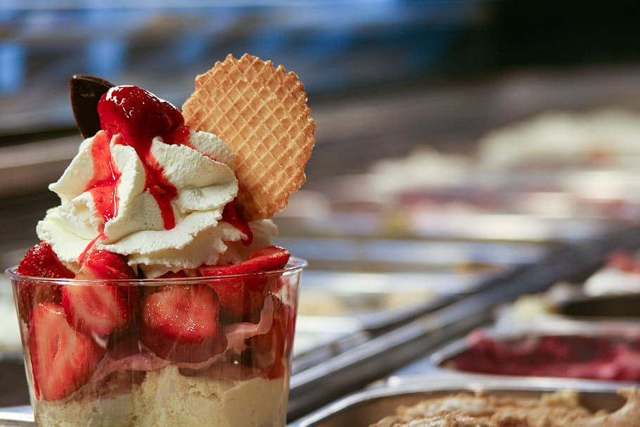 ice cream sundae, strawberry, waffle, ice, ice cream, dessert, delicious, sweet, summer, fruit
