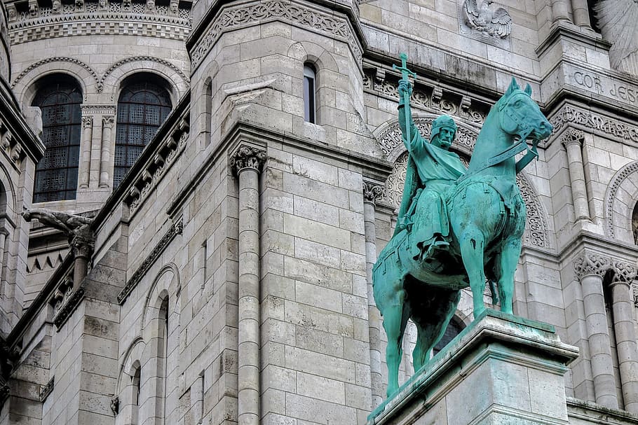 Montado, figura, espada, -, bronce, entrada, Sacre Coeur, París, Francia, arquitectura